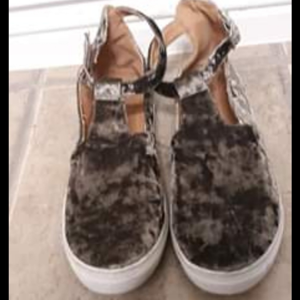 t strap shoes